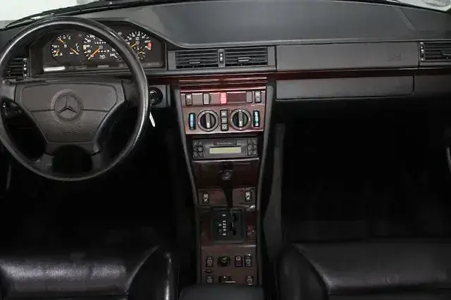Gebraucht Mercedes E220 150 PS (110 kW) 1996 Schwarz Cabrio