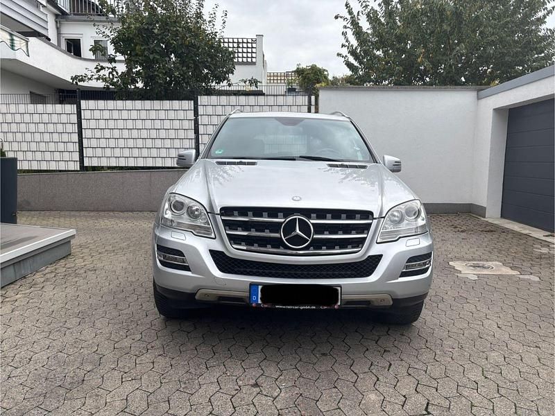 Silber Gebraucht 2011 Mercedes ML300 SUV | 15.500 € (Etwas zu teuer) - Bild 1/4