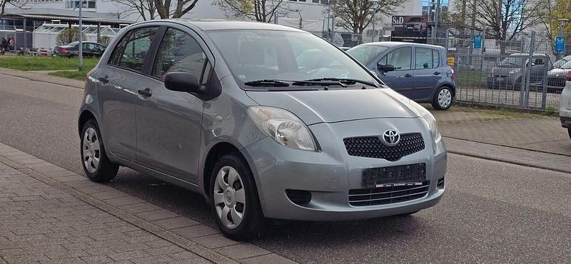 Gebraucht Toyota Yaris Cool 69 PS (50 kW) 2007 Silber Kleinwagen