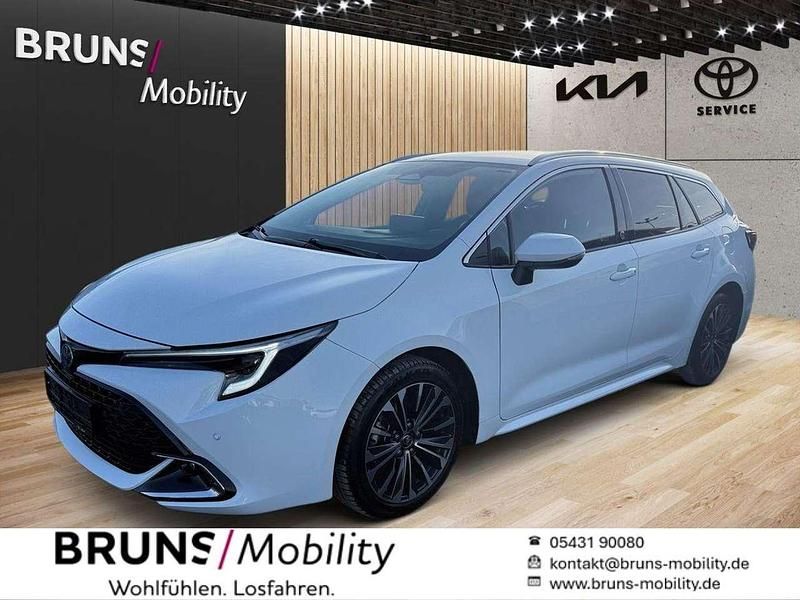 Schneeweiß Gebraucht 2024 Toyota Corolla Team Kombi | 24.800 € (Superpreis) - Bild 1/4