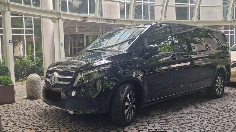 Schwarz Gebraucht 2023 Mercedes V250 Van / Kleinbus | 51.500 € (Fairer Preis) - Bild 1/4