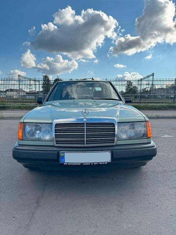 Grün Gebraucht 1987 Mercedes 260 Limousine | 11.500 € - Bild 1/4