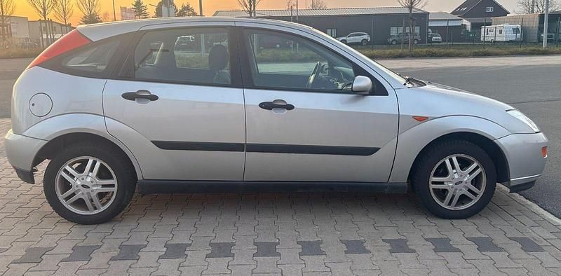 Używany Ford Focus Ambiente 75 KM (55 kW) 2001 Srebrny Sedan/Limuzyna