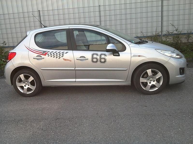 Grau Gebraucht 2011 Peugeot 207 Premium Limousine | 3.350 € (Guter Preis) - Bild 1/4