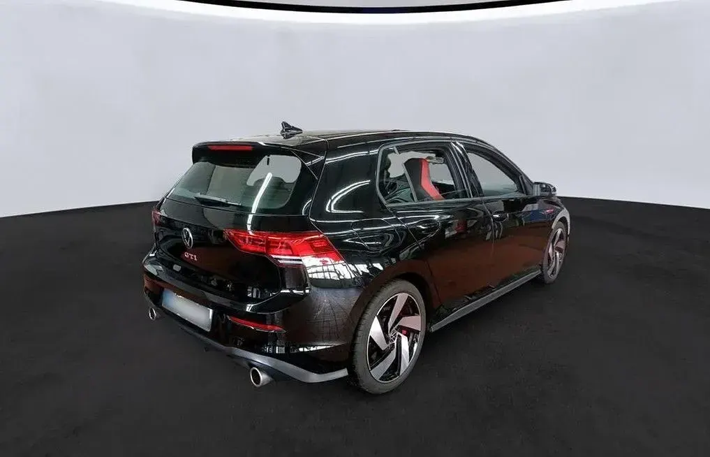 Second-hand VW Golf VIII GTI 245 CP (180 kW) 2024 Negru Berlinǎ