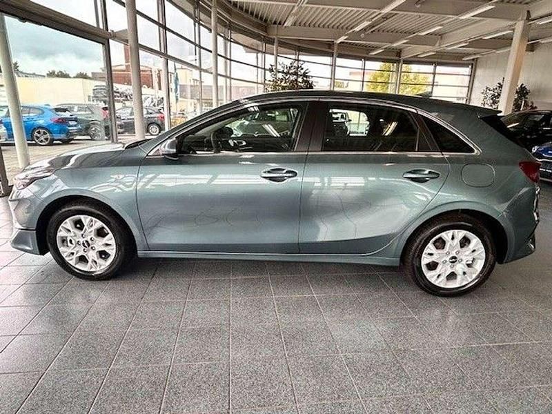 Neu Kia Ceed 140 PS (102 kW) 2025 Yucca steel gray Kleinwagen