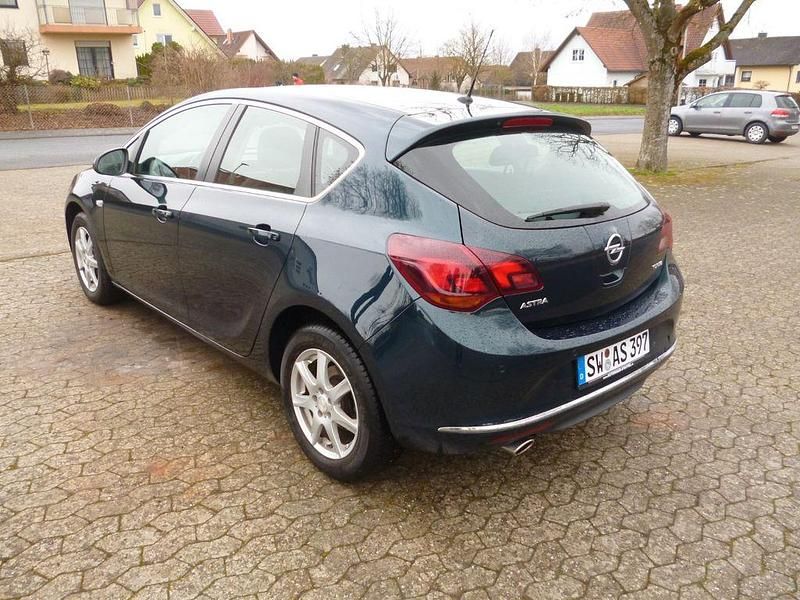 Gebraucht Opel Astra Edition 140 PS (102 kW) 2015 Grün Limousine
