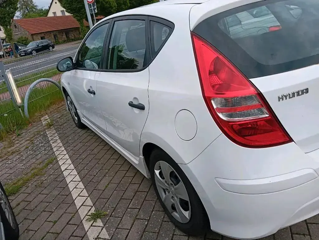Gebraucht Hyundai i30 109 PS (80 kW) 2010 Silber Limousine