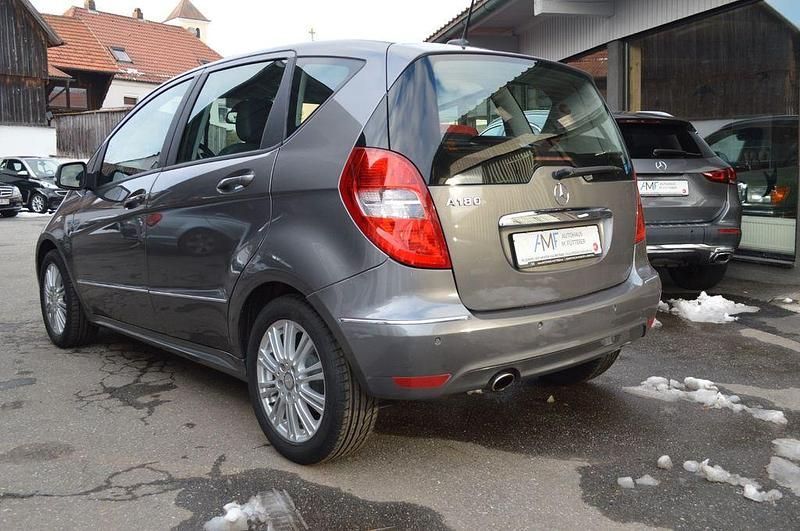 Gebraucht Mercedes A180 116 PS (85 kW) 2012 Grau Limousine