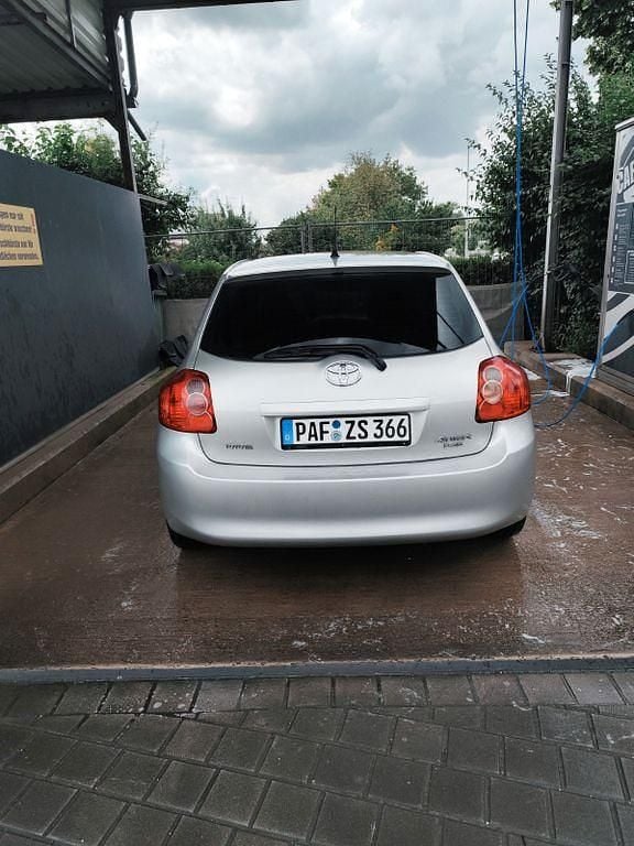 Grau Gebraucht 2008 Toyota Auris Limousine | 3.150 € (Fairer Preis) - Bild 1/4