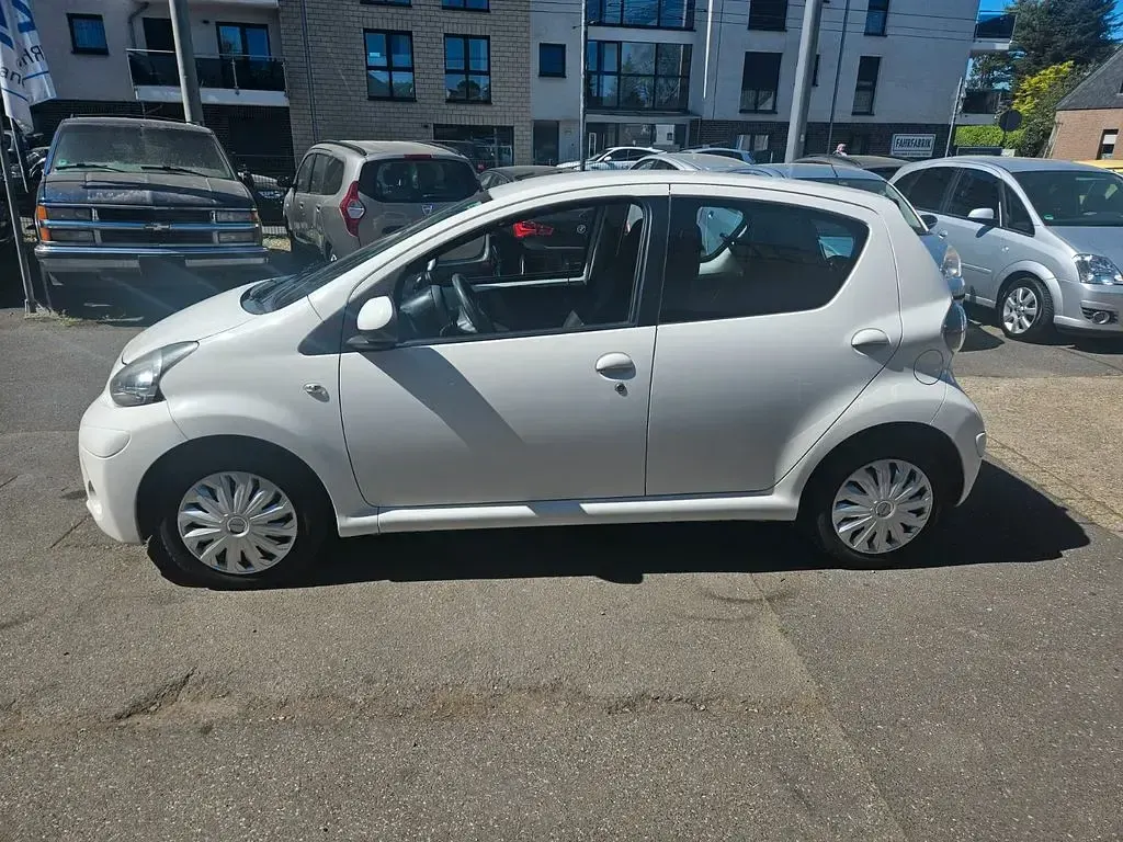 Używany Toyota Aygo Cool 68 KM (50 kW) 2014 Biały Hatchback