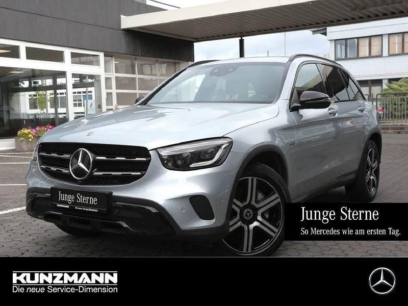 Hightechsilber metallic metallic Gebraucht 2021 Mercedes GLC300e Night SUV | 33.870 € (Guter Preis) - Bild 1/4