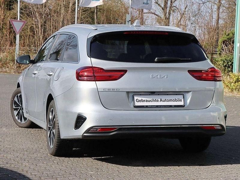 Używany Kia Ceed 140 KM (102 kW) 2024 Szary Hatchback