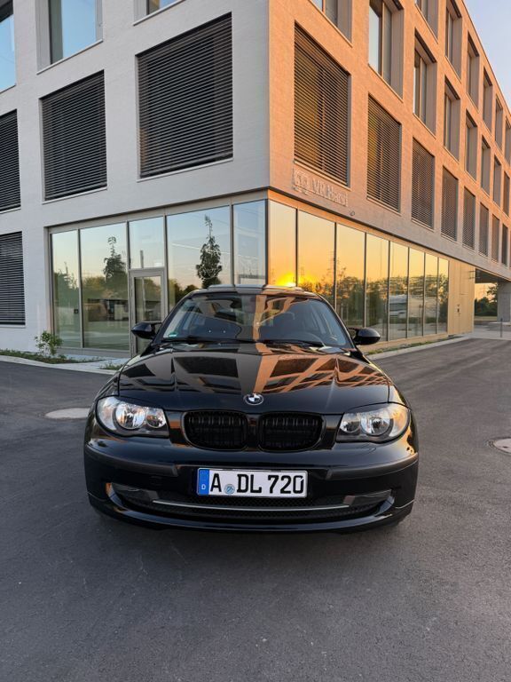 Schwarz Gebraucht 2009 BMW 116 Sport Line Kleinwagen | 6.199 € (Teuer) - Bild 1/4