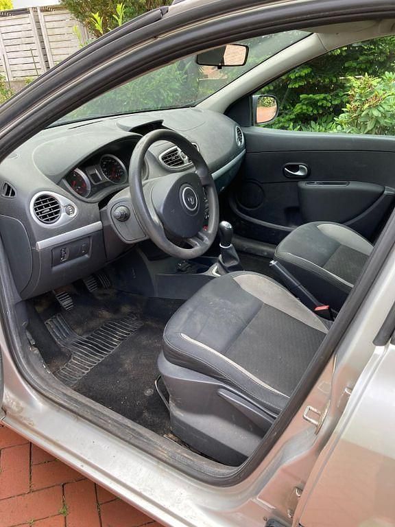Grau Gebraucht 2010 Renault Clio II Expression Limousine | 1.500 € (Guter Preis) - Bild 1/4