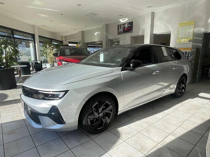 Kristallsilber Gebraucht 2023 Opel Astra GS Line Kombi | 29.900 € - Bild 1/4