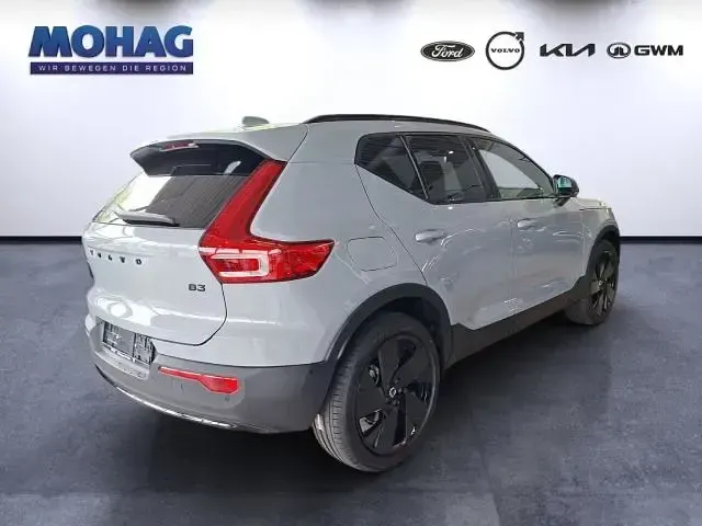 Neu Volvo XC40 Plus 163 PS (119 kW) 2026 Grau SUV