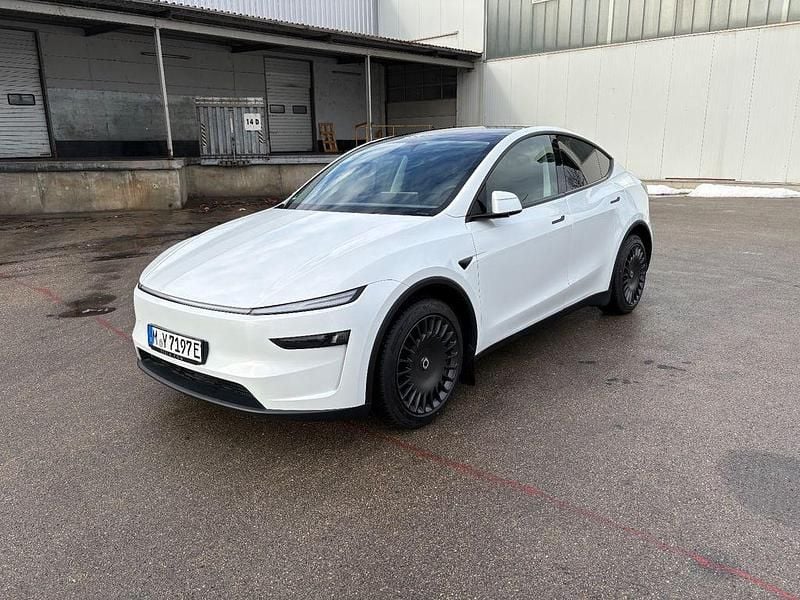 Weiß Gebraucht 2025 Tesla Model Y Long Range AWD SUV | 51.500 € (Etwas zu teuer) - Bild 1/4