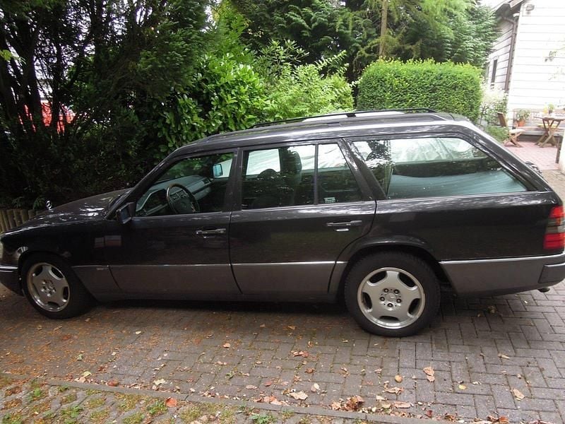 Grau Gebraucht 1996 Mercedes E220 Kombi | 9.975 € - Bild 1/4
