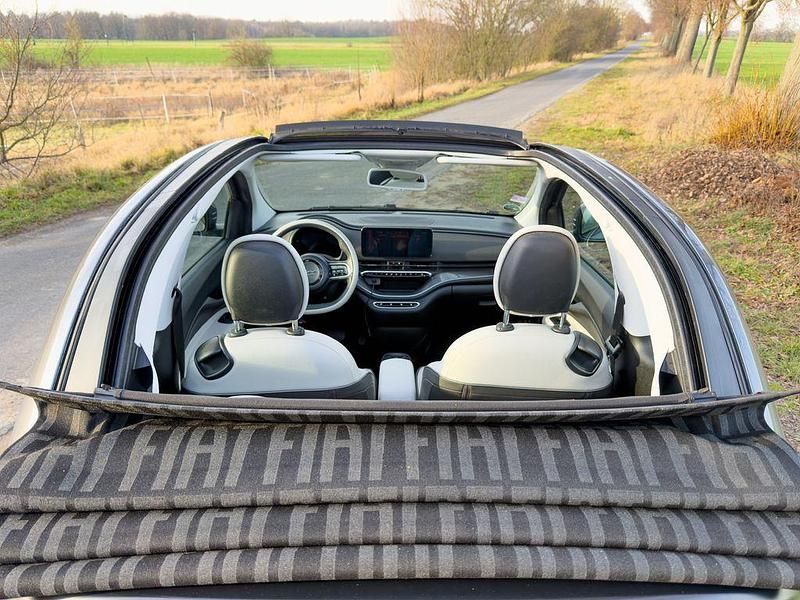 Grau Gebraucht 2021 Fiat 500e La Prima Cabrio | 18.100 € (Fairer Preis) - Bild 1/4