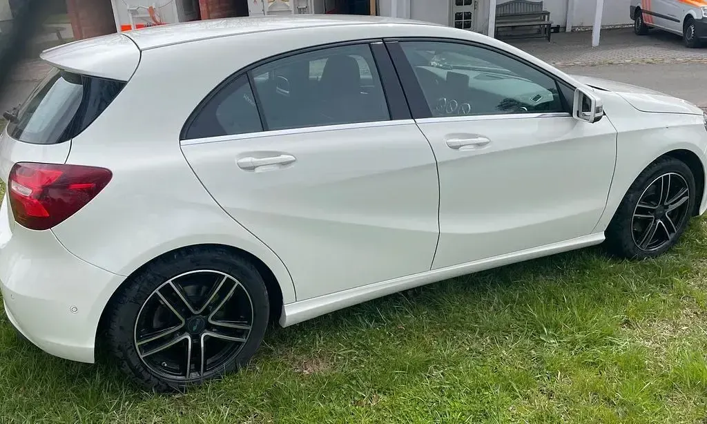 Gebraucht Mercedes A180 122 PS (89 kW) 2017 Weiß Limousine