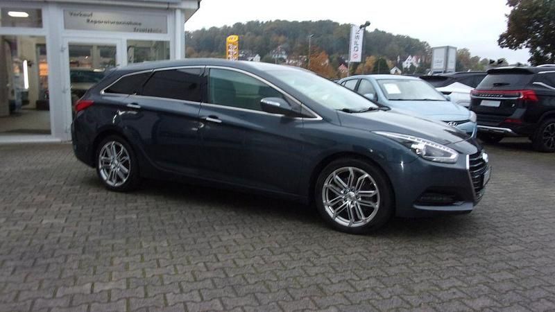 Gebraucht Hyundai i40 Style 165 PS (121 kW) 2017 Blau Kombi