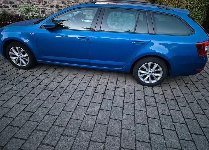 Blau Gebraucht 2018 Skoda Octavia Ambition Kombi | 12.000 € (Guter Preis) - Bild 1/4