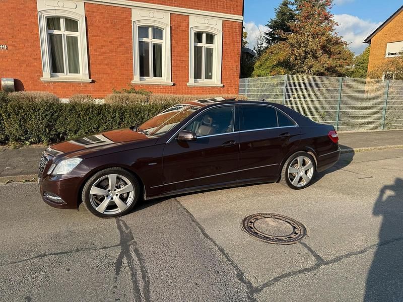Braun Gebraucht 2012 Mercedes E350 Avantgarde Limousine | 8.900 € (Guter Preis) - Bild 1/4