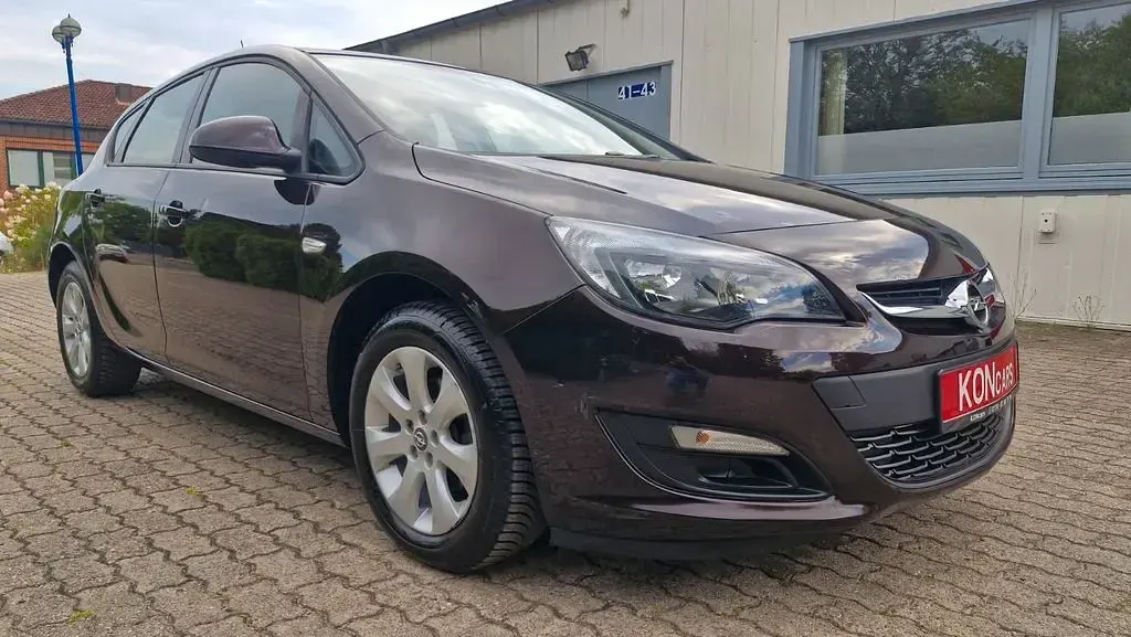 Gebraucht Opel Astra Edition 116 PS (85 kW) 2015 Braun Limousine