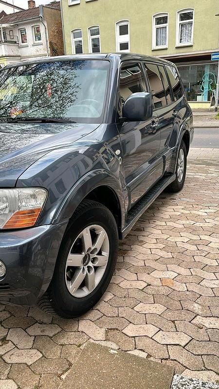 Grau Gebraucht 2006 Mitsubishi Montero SUV | 6.900 € - Bild 1/4