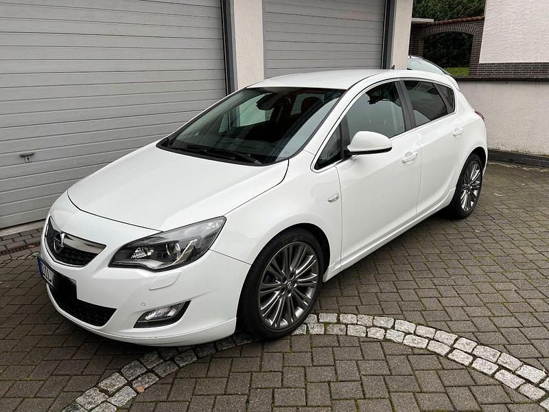 Weiß Gebraucht 2012 Opel Astra Edition Limousine | 4.750 € (Fairer Preis) - Bild 1/4