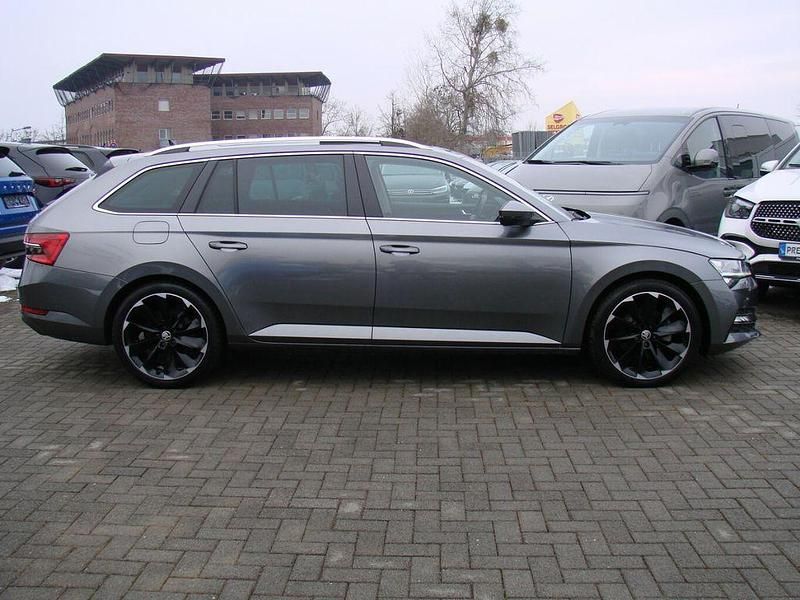 Gebraucht Skoda Superb Style 150 PS (110 kW) 2024 Grau metallic Kombi