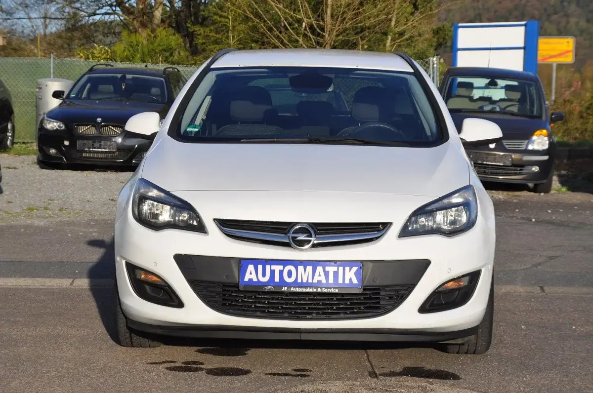 Usado Opel Astra Edition 165 HP (121 kW) 2013 Branco Carrinha