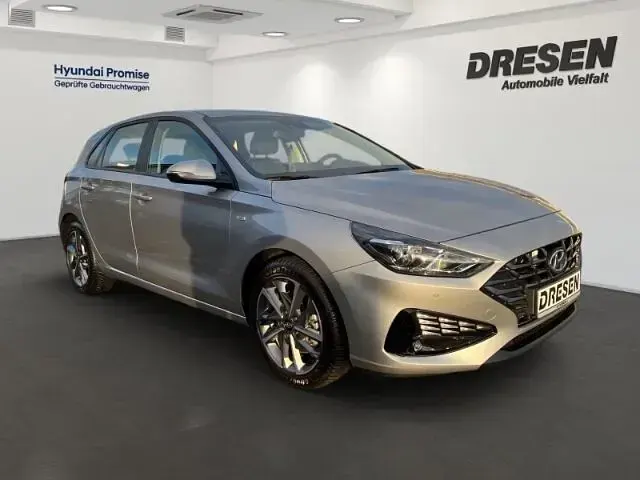 Gebraucht Hyundai i30 Trend 120 PS (88 kW) 2023 Silber Limousine