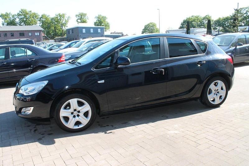 Gebraucht Opel Astra Design Edition 101 PS (74 kW) 2011 Schwarz Limousine