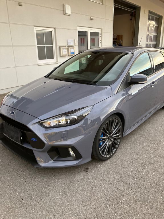 Grau Gebraucht 2017 Ford Focus RS Limousine | 28.700 € - Bild 1/4