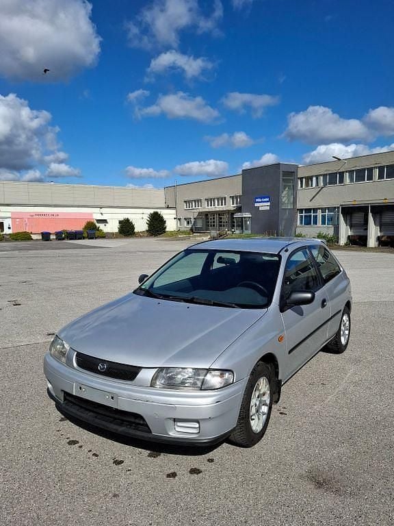 Second-hand Mazda 323 73 CP (53 kW) 1999 Argintiu Berlinǎ