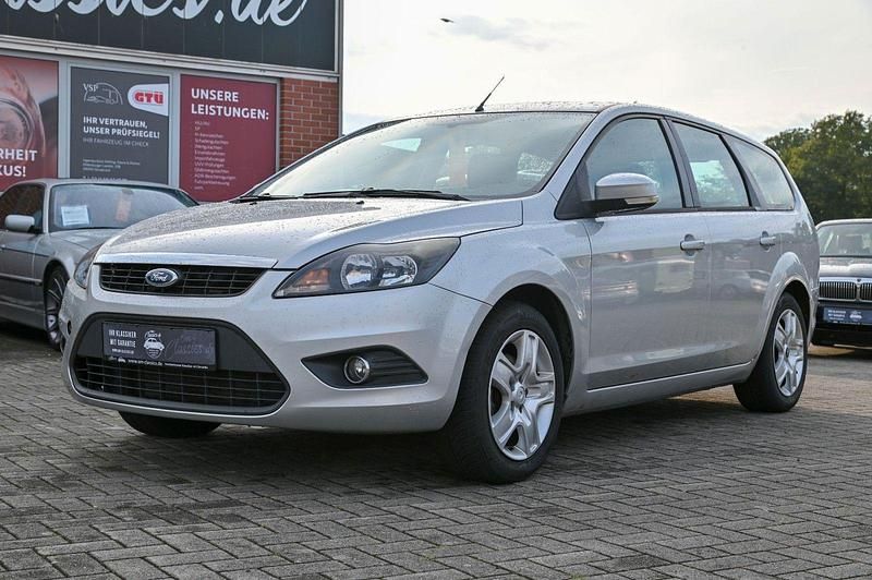 Silber Gebraucht 2010 Ford Focus Style Kombi | 4.990 € - Bild 1/4