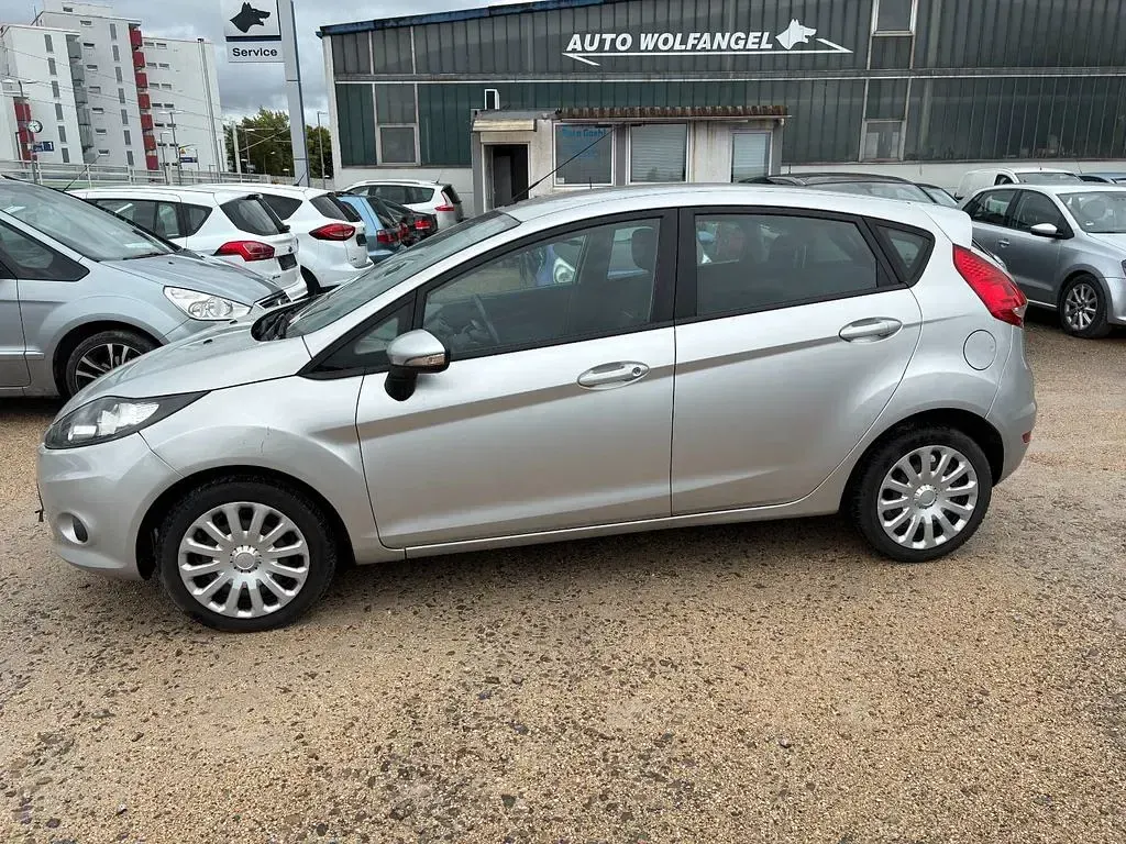 Gebraucht Ford Fiesta Titanium 68 PS (50 kW) 2010 Silber Limousine