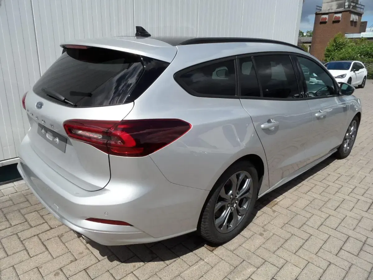Gebraucht Ford Focus ST-Line X 155 PS (114 kW) 2024 Silber metallic