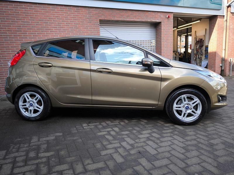 Gebraucht Ford Fiesta 101 PS (74 kW) 2013 Braun Kleinwagen