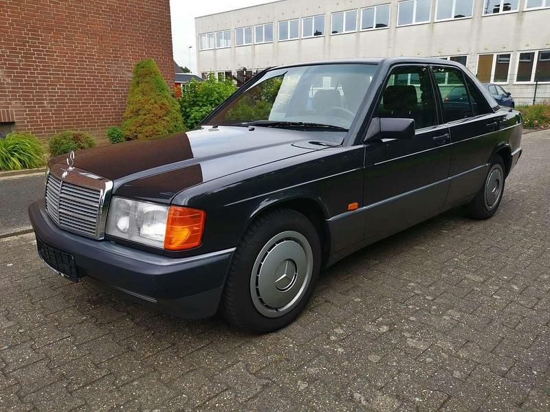 Blauschwarzmet. 199 Gebraucht 1993 Mercedes 190 Limousine | 16.900 € - Bild 1/4