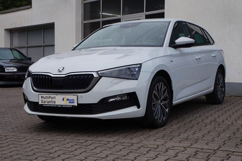 Bila moon/moon white Gebraucht 2022 Skoda Scala Tour Kleinwagen | 15.900 € (Fairer Preis) - Bild 1/4