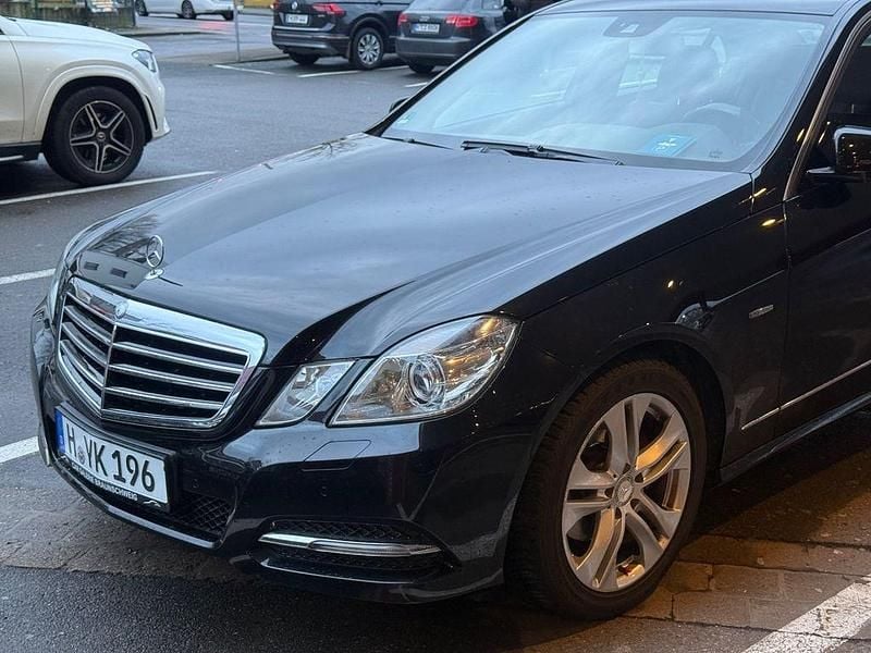 Gebraucht Mercedes E200 Avantgarde 184 PS (135 kW) 2011 Schwarz Limousine