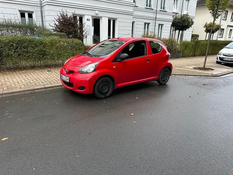 Rot Gebraucht 2009 Toyota Aygo Kleinwagen | 1.100 € (Guter Preis) - Bild 1/4