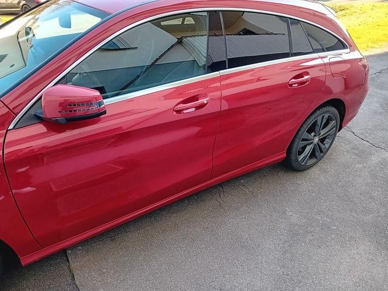 Rot Gebraucht 2017 Mercedes CLA180 Shooting Brake Kombi | 14.500 € (Superpreis) - Bild 1/4