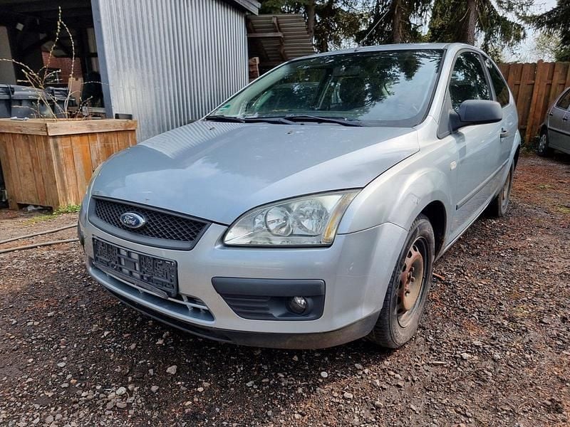 Second-hand Ford Focus 101 CP (74 kW) 2005 Argintiu Berlinǎ