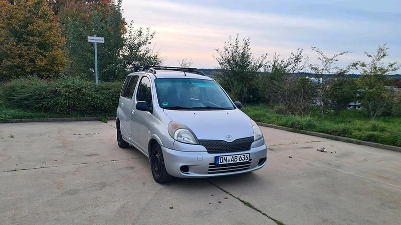 Silber Gebraucht 2002 Toyota Yaris Kombi | 1.900 € (Fairer Preis) - Bild 1/4