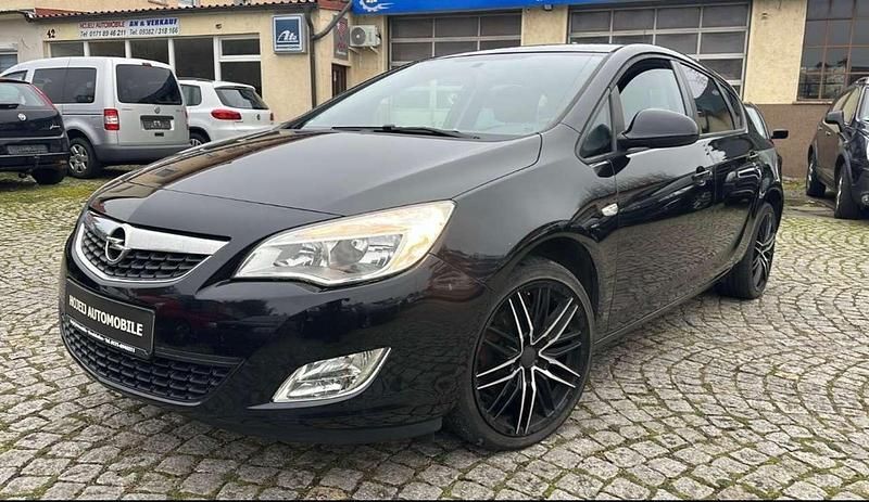 Gebraucht Opel Astra 179 PS (131 kW) 2011 Saphirschwarz mineraleffekt Limousine