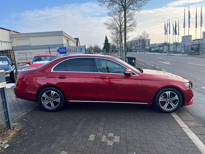 Gebraucht Mercedes E220 Avantgarde 194 PS (142 kW) 2018 Sonderlackierung hyazinthrot Limousine